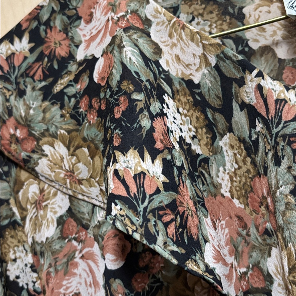 Floral Ruffle Blouse - Picture 4 of 6